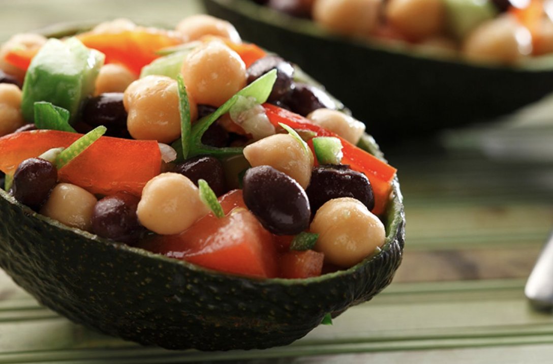 Common beans are an important source of food and income for farmers and families. Inspired by the animation “Improved Bean Production” (sawbo-animations.org/653), <a href="/SAWBOsm/">SAWBO - Scientific Animations Without Borders</a> is trying this fresh Black Bean, Chickpea, and Avocado Salad. Try the recipe here pulses.org/recipes/recipe…