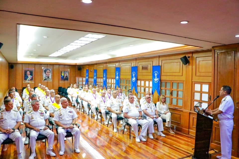 El Cmdte General de la <a href="/ArmadaFANBVzla/">Armada_ve</a> ALM Neil Villamizar Sánchez, realizó la entrega de Condecoraciones y Bastón de Mando al Personal de Almirantes, por su labor en Pro de la Defensa y Desarrollo de la Patria. #FANB