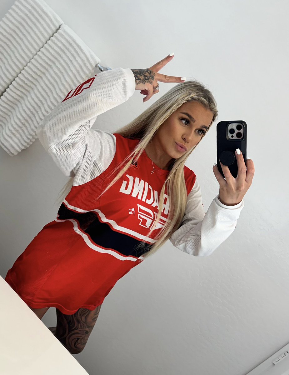 BrazyBecca tweet media