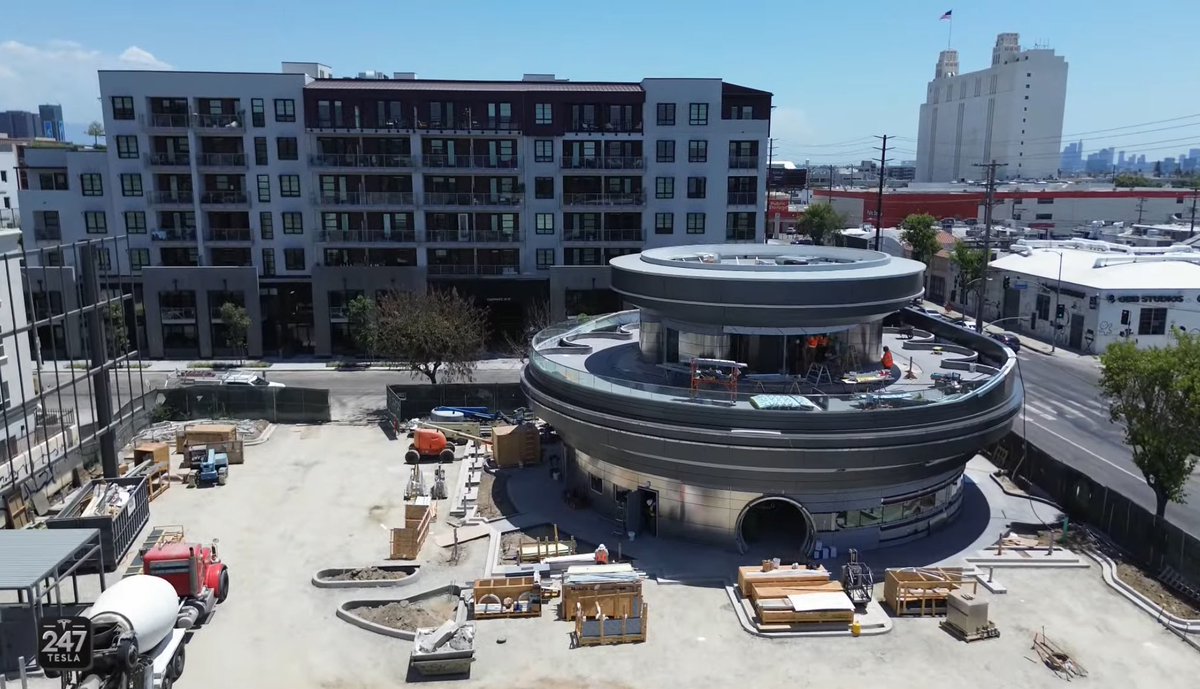 TeslaNewswire's tweet photo. 🏗️🇺🇸 Check out the latest pictures of the Tesla drive-in & dinner Supercharger in Los Angeles!

In case you missed it, it will feature:
• 32 stalls
• a drive-in theater with 2 movie screens
• a restaurant with a futuristic design and a rooftop

Full video: https://t.co/jNF5cTEyyN