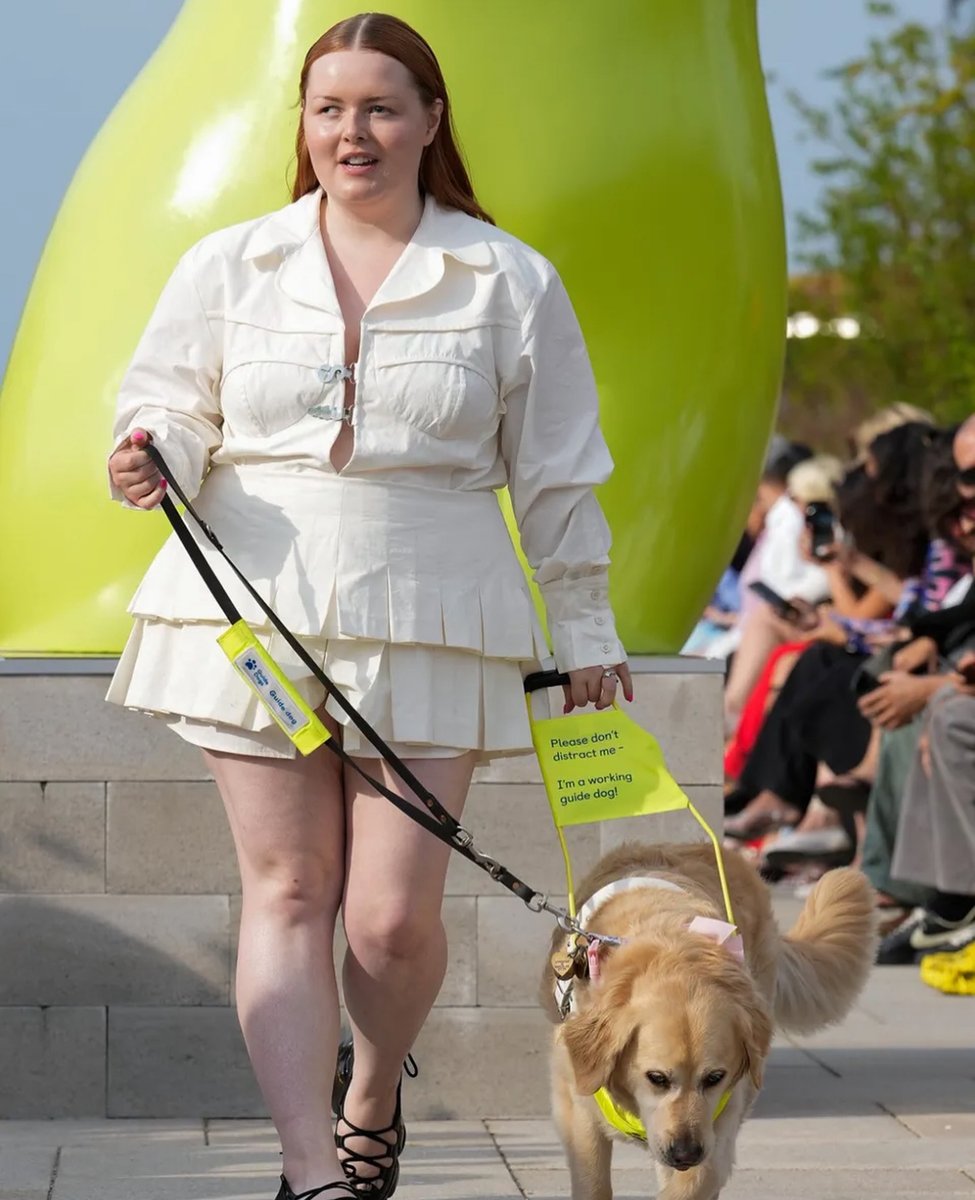ShareY0urStyle's tweet photo. #SHAREYOURNEWS : Lucy Edwards is the first blind model to walk the catwalk at Copenhagen Fashion Week !
It should be more often but let’s celebrate this amazing moment that happened during the Copenhagen FW! So pretty!!
#FashionWeek #Runaway #CPHG #FW https://t.co/mrSbthOpOA