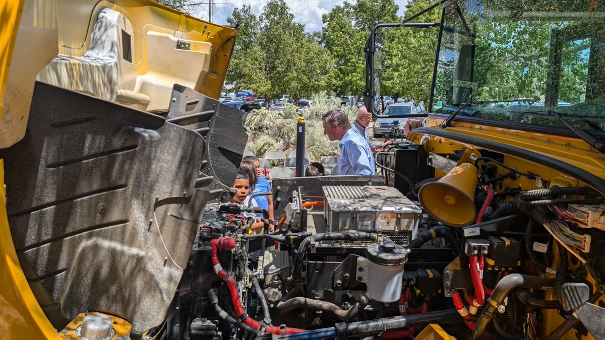 's tweet image. Today, @SenatorHeinrich joined @CleanAirMoms and @ABQschools to celebrate the 20 new electric school buses coming to ABQ! 🚌⚡️

Thx to @EPA &amp;amp; massive federal infrastructure investments, APS is making the switch to electric and helping kids breathe easier.

#ElectrifyEverything