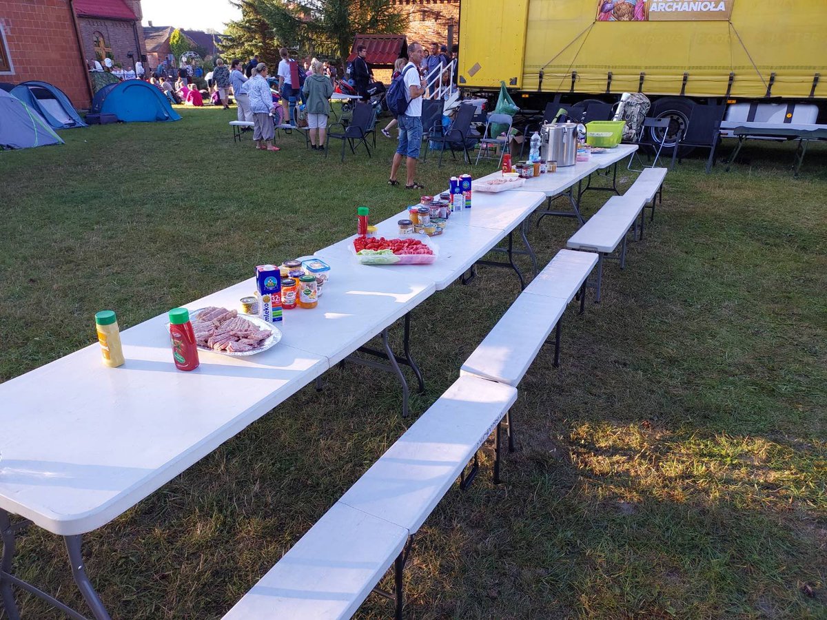 Pawel_Salek's tweet image. Dziś ostatni nocleg w Rędzinach. 
Jutro zostało nam w ramach Pielgrzymki Łowickiej 17 km do Jasnej Góry. Już tak blisko.

Za siebie, za bliźnich! 💪

#łppm
#naJasnąGórę