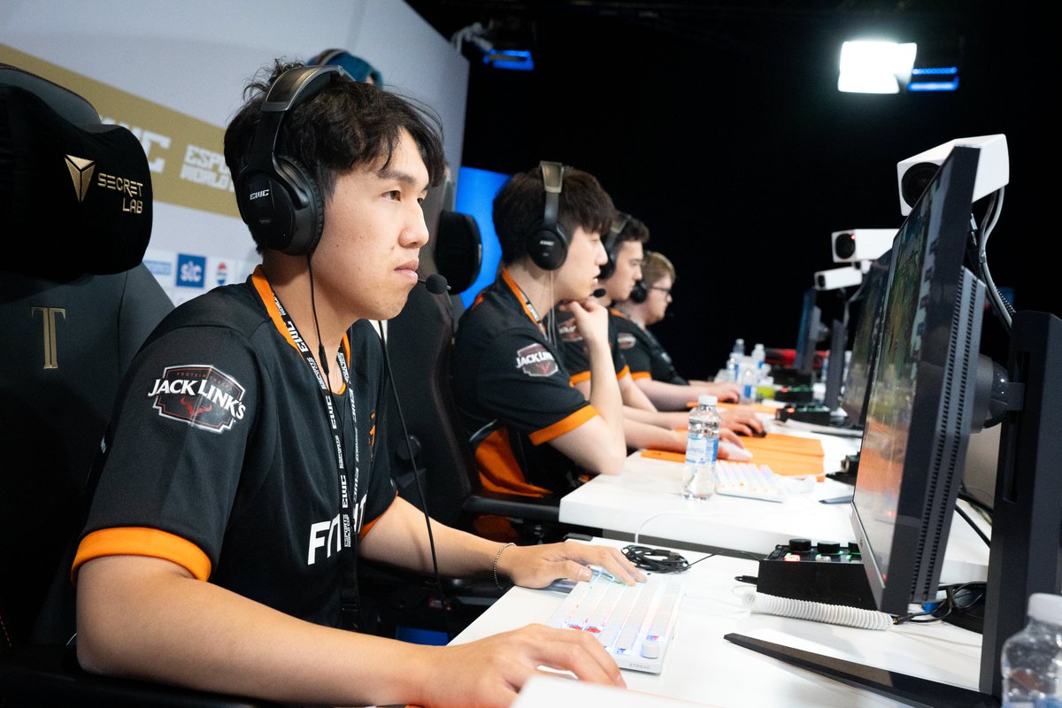 Finally home from EWC + bootcamp, definitely sucks to lose but was such a fun experience hanging out with the other TFT players and being at the entire event. huge shoutouts to my teammates, coach dan, and all the fnatic staff. an unforgettable memory