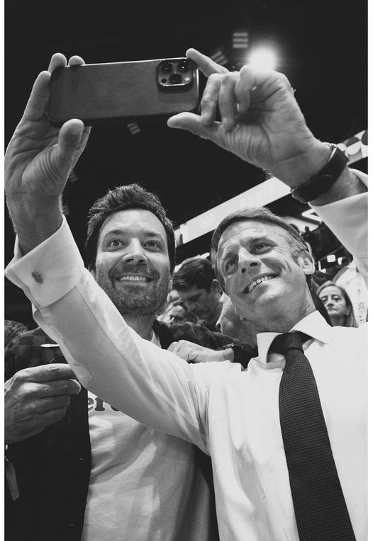 WhatsUp_Cath's tweet photo. .@jimmyfallon Amazing Souvenir!πΊπΈπ«π· #JimmyInParis #FallonTonight https://t.co/wy9Evdnxfx