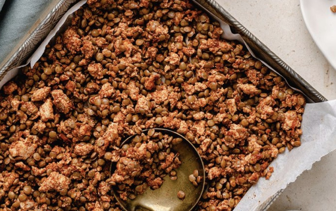 Inspired by the animation “Cooking With Soy!” (sawbo-animations.org/88), <a href="/SAWBOsm/">SAWBO - Scientific Animations Without Borders</a> is trying this versatile Lentil Tofu Crumble. Try the recipe here lentils.org/recipe/lentil-…