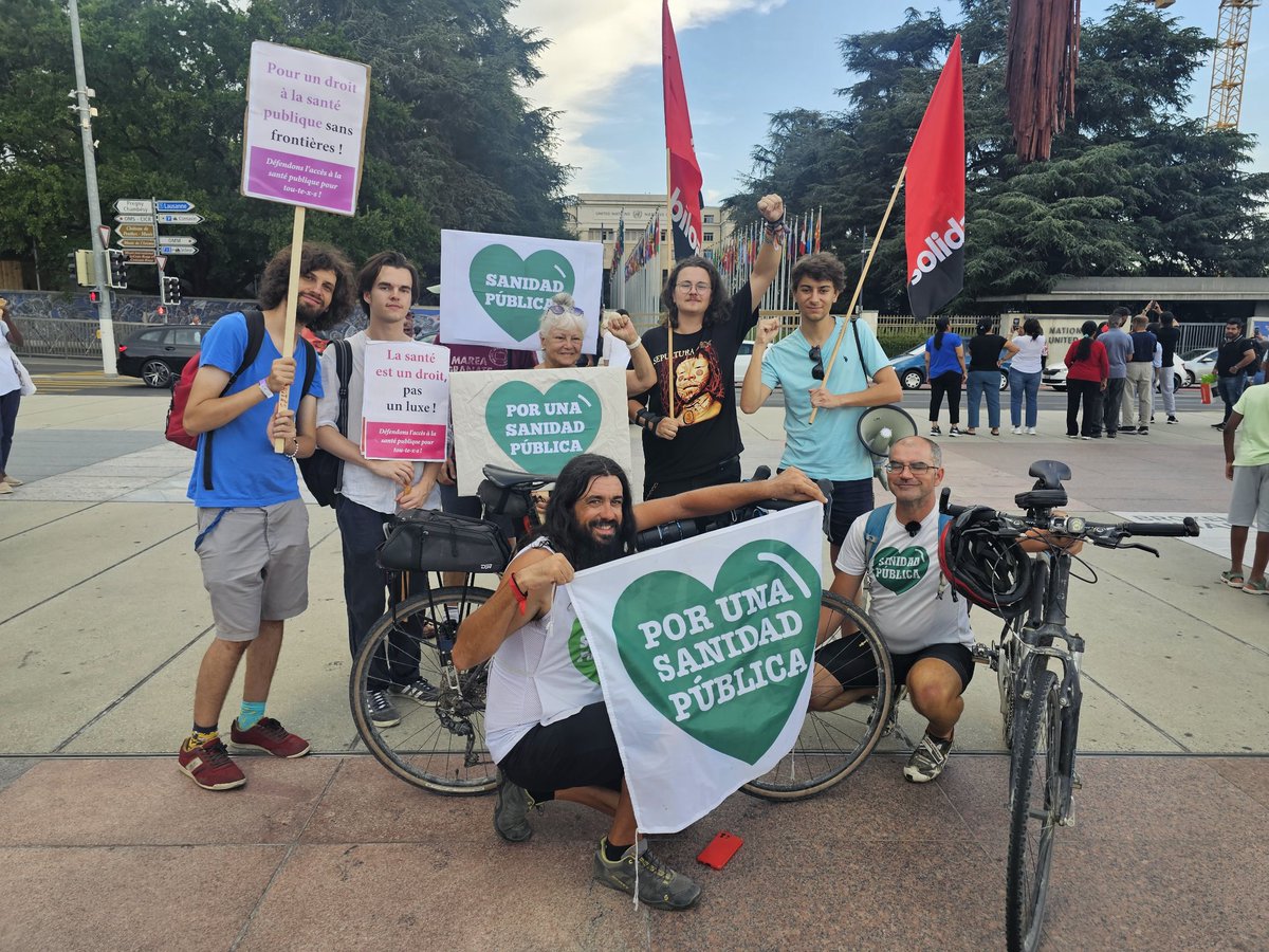 Los vecinos y vecinas que han hecho un viaje en bici desde 🇪🇸#carabanchel han llegado a 🇨🇭#Ginebra a la plaza de las Naciones para reivindicar una #sanidadpublica