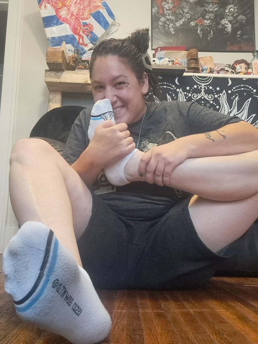 trippykoala425's tweet photo. Hey its your new fave hippie homegirl sending mad love and good vibes from upstate NY! And in case you were curious, today my feet smell like sweat,cheese and a lil hint of weed ✌️ 🫛 https://t.co/97lZzpCCYu