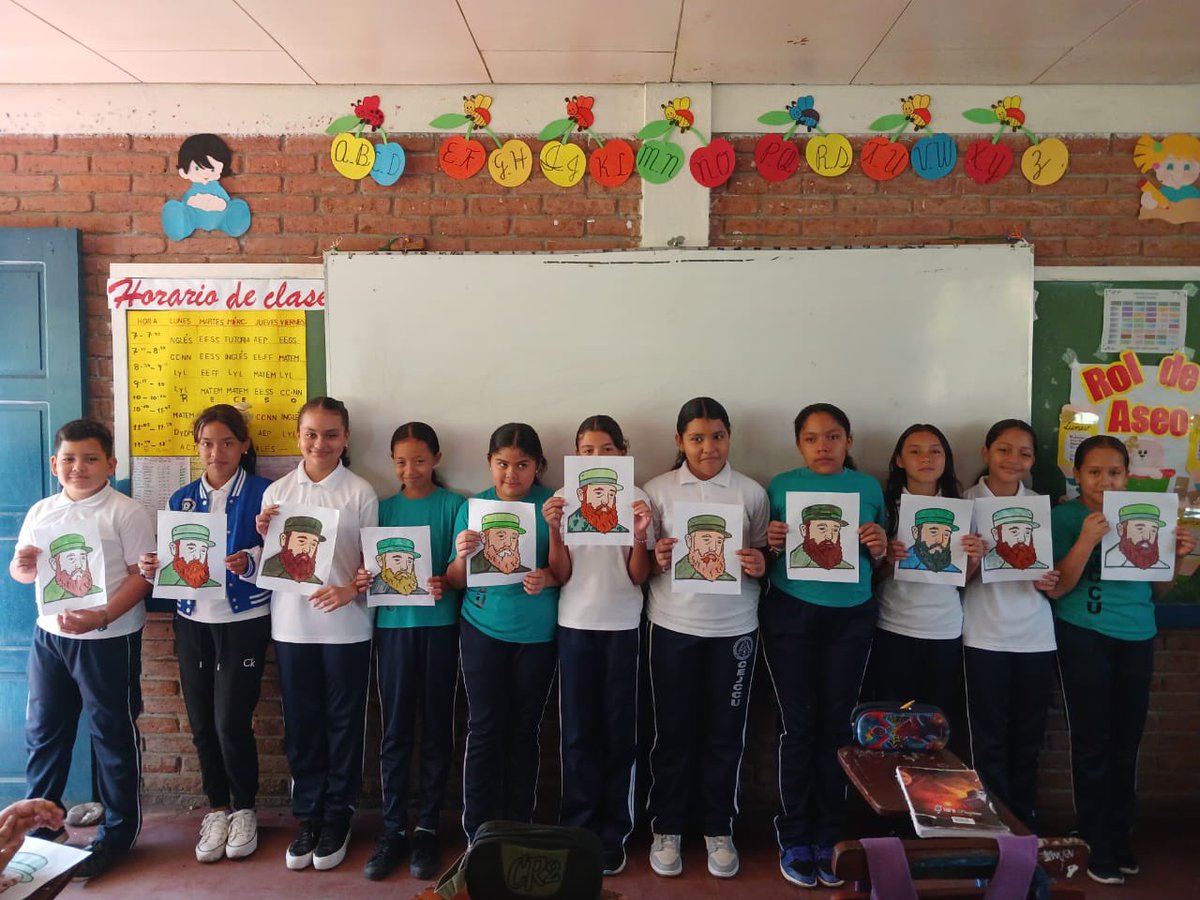 Comunidad Educativa rinde homenaje a los Comandantes Tomás Borge Martínez y Fidel Castro Ruz, conmemorando sus natalicios y destacando su legado en la lucha por la justicia social y la soberanía de los pueblos.

 #TomásYFidelEntreNosotros