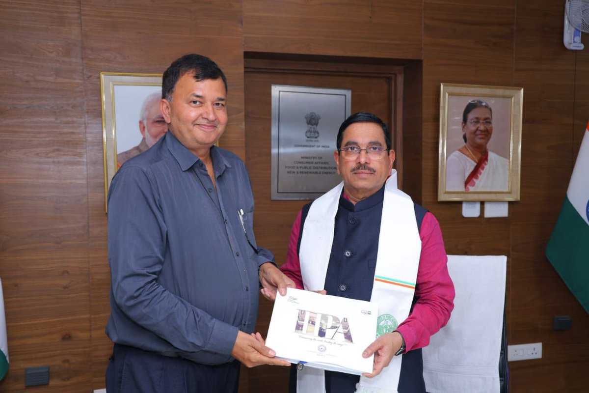 iipa9's tweet photo. Glad to meet and welcome Hon’ble Union Minister for Consumer Affairs Shri @JoshiPralhad and shared literature about IIPA and National Consumer Helpline once managed by IIPA @nch1915 @jagograhakjago @DoPTGoI https://t.co/yWKUjRyca3