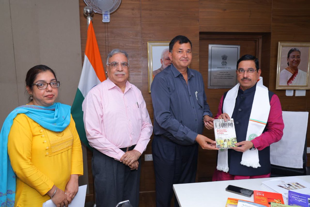 iipa9's tweet photo. Glad to meet and welcome Hon’ble Union Minister for Consumer Affairs Shri @JoshiPralhad and shared literature about IIPA and National Consumer Helpline once managed by IIPA @nch1915 @jagograhakjago @DoPTGoI https://t.co/yWKUjRyca3