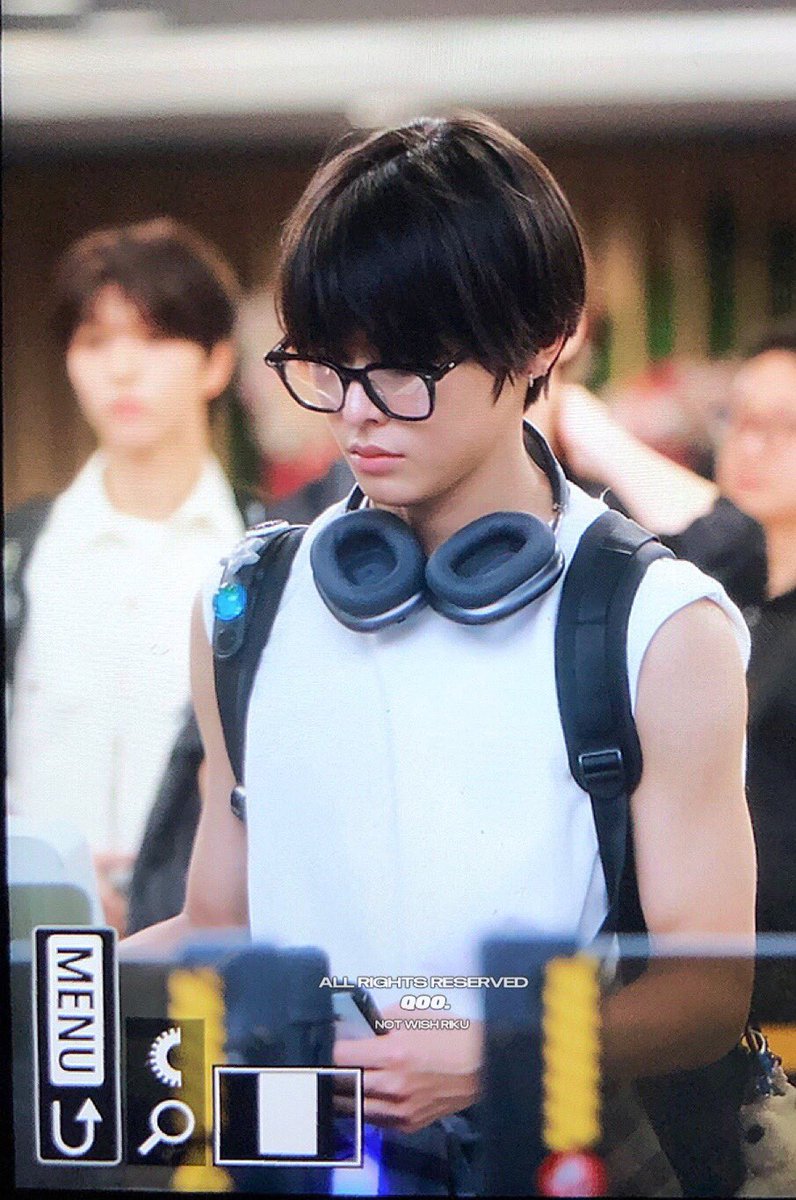 loveforiku's tweet photo. 안경 민소매 에어팟맥스 <이 세개를 한번에 말아주시는 리쿠님....................쿨멘 https://t.co/eNZIO97NCO
