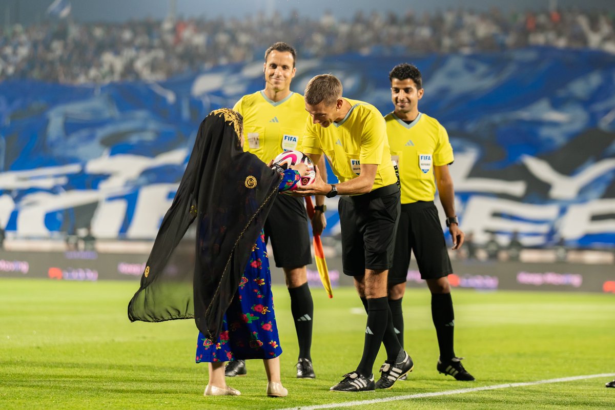 VisitDiriyah's tweet photo. بالشالكي النجدي 🇸🇦

تقدم كرة المبارة للطاقم التحكيمي لبداية أول مباريات #كأس_الدرعية_للسوبر_السعودي بين الهلال والأهلي🏆 https://t.co/Qqg1ANfCvc