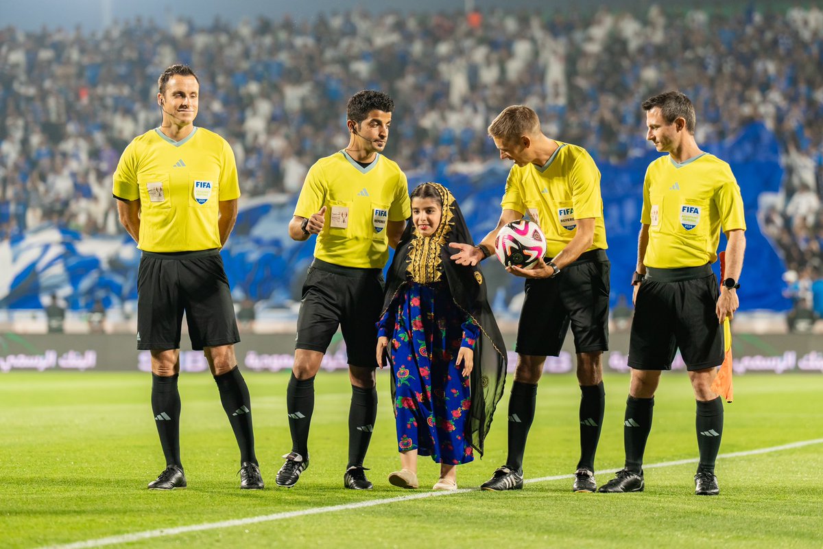 VisitDiriyah's tweet photo. بالشالكي النجدي 🇸🇦

تقدم كرة المبارة للطاقم التحكيمي لبداية أول مباريات #كأس_الدرعية_للسوبر_السعودي بين الهلال والأهلي🏆 https://t.co/Qqg1ANfCvc