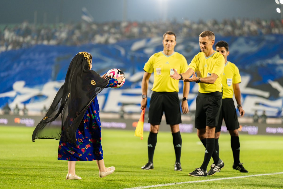 VisitDiriyah's tweet photo. بالشالكي النجدي 🇸🇦

تقدم كرة المبارة للطاقم التحكيمي لبداية أول مباريات #كأس_الدرعية_للسوبر_السعودي بين الهلال والأهلي🏆 https://t.co/Qqg1ANfCvc
