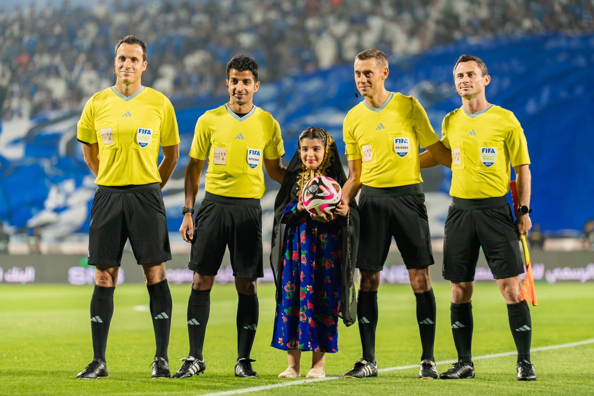 VisitDiriyah's tweet photo. بالشالكي النجدي 🇸🇦

تقدم كرة المبارة للطاقم التحكيمي لبداية أول مباريات #كأس_الدرعية_للسوبر_السعودي بين الهلال والأهلي🏆 https://t.co/Qqg1ANfCvc
