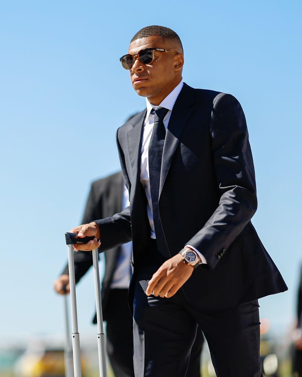 KMbappe's tweet photo. 🇵🇱✈️😎… #SuperCup https://t.co/AhSzOdeNOU