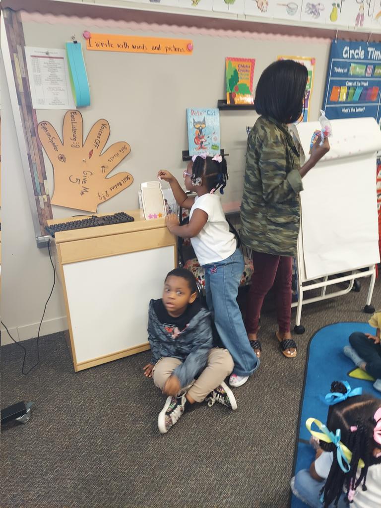 @Humbleisd_OE <a href="/HumbleISD_PREK/">HumbleISD ECE</a> rocked their fire drill this morning!! 🧯🚒🚨
Not only did all SEVEN classes get out safely, but they came back in and got right back to their learning -- even earning a class star for their great listening! ⭐️
#Play4PreK #PreKExplorers