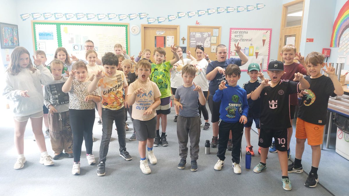 Ysgol Trefonnen (@ysgoltrefonnen) on Twitter photo Day 6 of <a href="/foodandfunwales/">Food and Fun Wales</a> 🫑🍓🍍 Today we enjoyed learning Tennis and British Sign Language. Thank you to Deaf Friendly Limited for joining us 😃 we especially enjoyed learning the Welsh National Anthem in Sign Language! <a href="/powyseducation/">Addysg CS Powys / Powys CC Education</a> <a href="/WelshGovernment/">Welsh Government</a> Day 6 of <a href="/foodandfunwales/">Food and Fun Wales</a> 🫑🍓🍍 Today we enjoyed learning Tennis and British Sign Language. Thank you to Deaf Friendly Limited for joining us 😃 we especially enjoyed learning the Welsh National Anthem in Sign Language! <a href="/powyseducation/">Addysg CS Powys / Powys CC Education</a> <a href="/WelshGovernment/">Welsh Government</a>