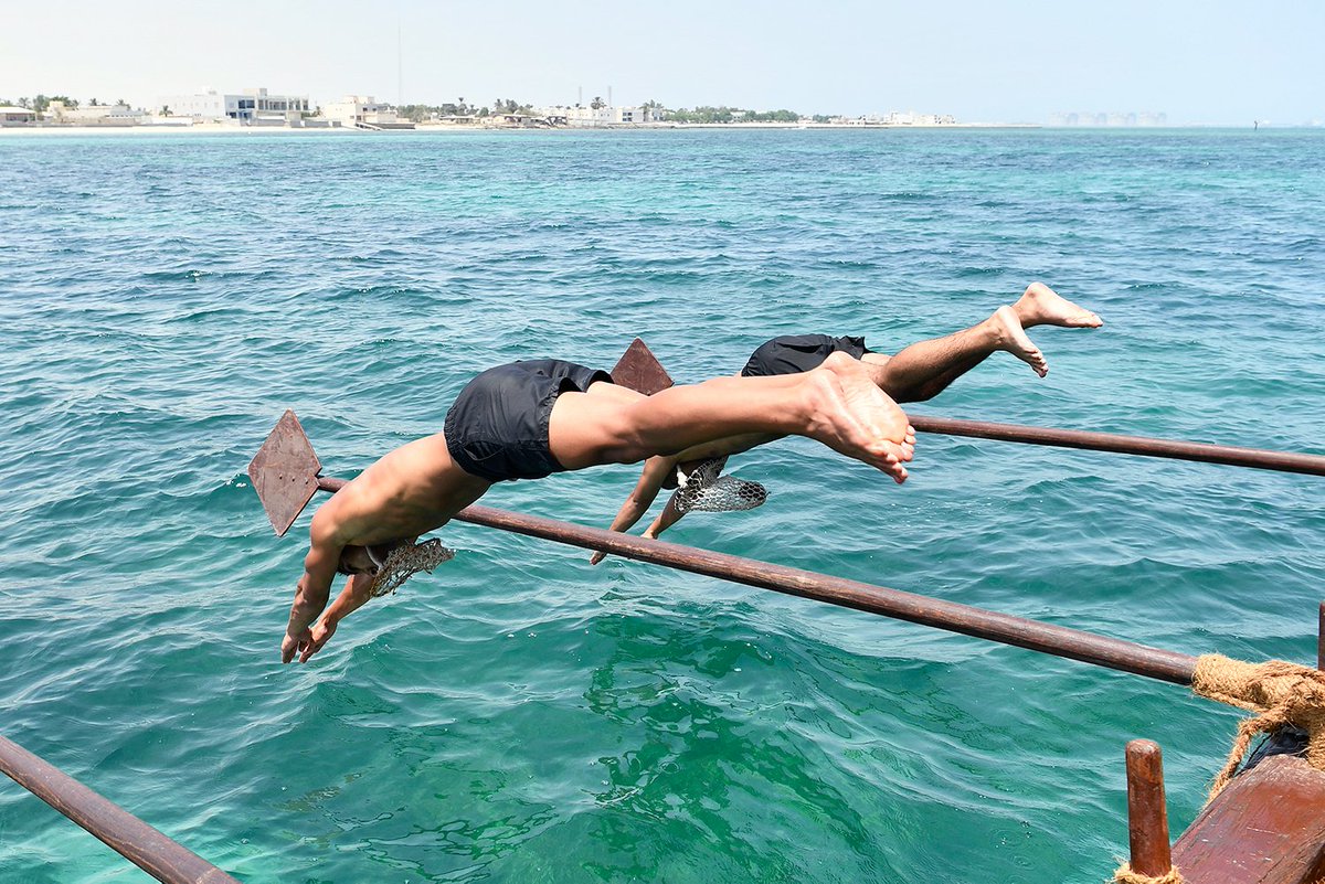 AymanMatNews's tweet image. A group of young #Kuwaitis set sail on diving ships in the Khiran area as part of the 33rd annual Pearl Diving Memorial Voyage to experience what their fathers and grandfathers went through when they worked as pearl divers and sailed the seas in search of a livelihood. #الكويت