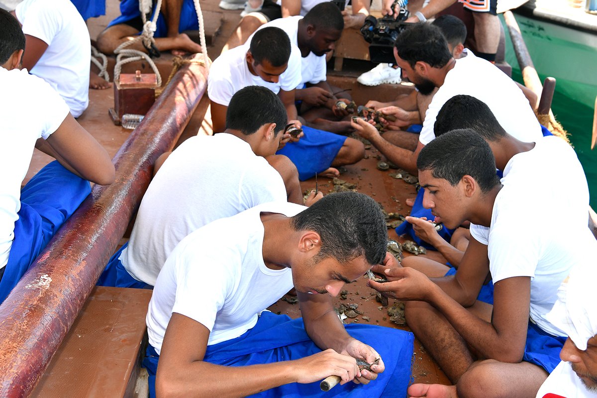 AymanMatNews's tweet image. A group of young #Kuwaitis set sail on diving ships in the Khiran area as part of the 33rd annual Pearl Diving Memorial Voyage to experience what their fathers and grandfathers went through when they worked as pearl divers and sailed the seas in search of a livelihood. #الكويت