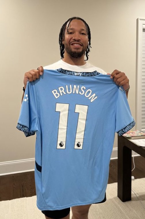 NBA_NewYork's tweet photo. “Mr. New York 🗽”

  —  Manchester City presents Jalen Brunson his jersey https://t.co/zETORLsNQe