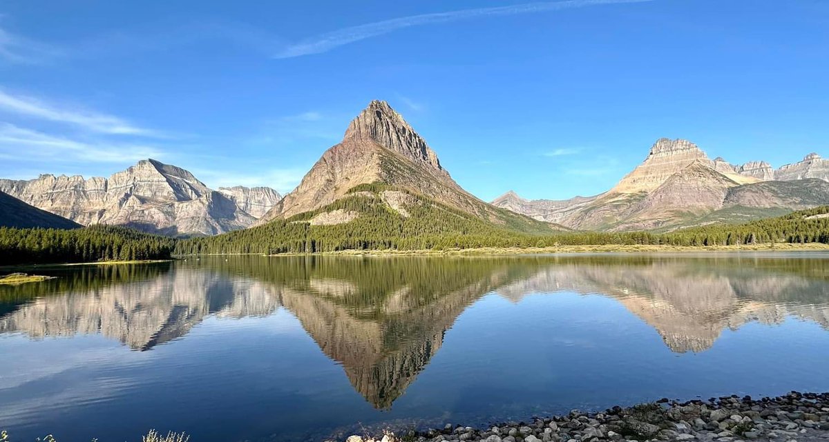 KristenInbodyMT's tweet photo. Last year on this day, I was drinking a cuppa and watching alpenglow at Many Glacier. Today I’m just supposed to do my little chores at home and work and not be sad about it??? #MontanaProblems https://t.co/lz2bZZBOd8