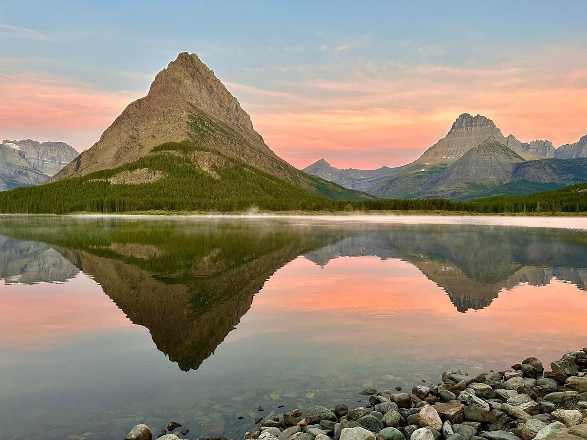 KristenInbodyMT's tweet photo. Last year on this day, I was drinking a cuppa and watching alpenglow at Many Glacier. Today I’m just supposed to do my little chores at home and work and not be sad about it??? #MontanaProblems https://t.co/lz2bZZBOd8
