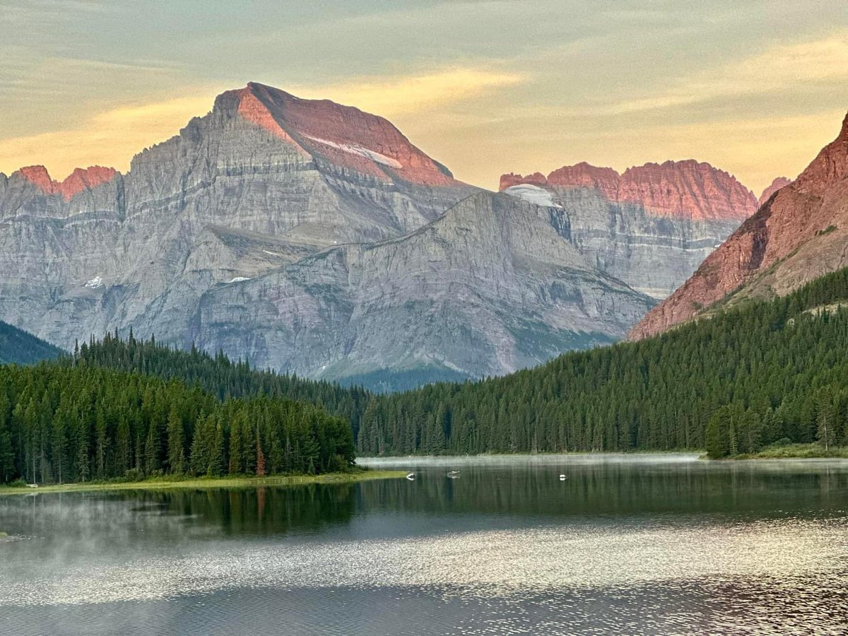 KristenInbodyMT's tweet photo. Last year on this day, I was drinking a cuppa and watching alpenglow at Many Glacier. Today I’m just supposed to do my little chores at home and work and not be sad about it??? #MontanaProblems https://t.co/lz2bZZBOd8