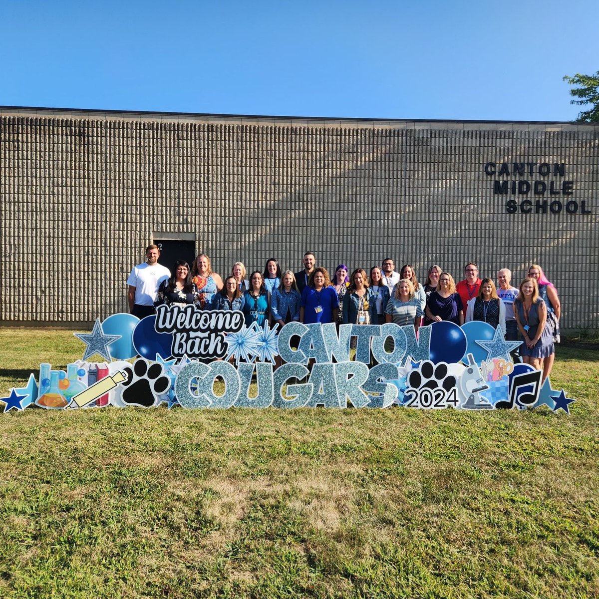 KimRudden's tweet photo. All ready for the 24-25 school year 💙🤍 #u46firstdayready #weareu46 #bethepride https://t.co/2FdfvwMyKp