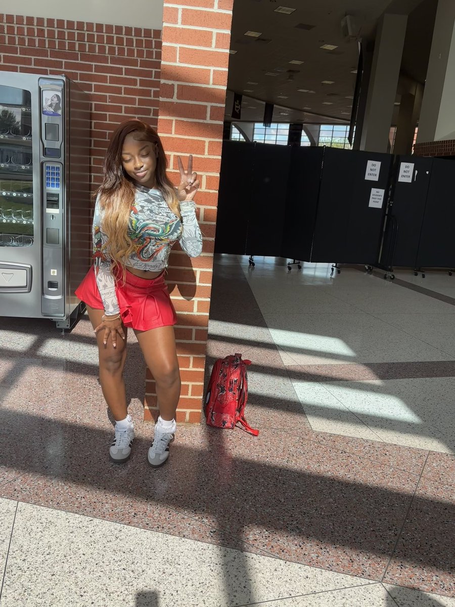 shaniyajabriaa_'s tweet image. you gots to know how i’m coming #lastfirstday #co25