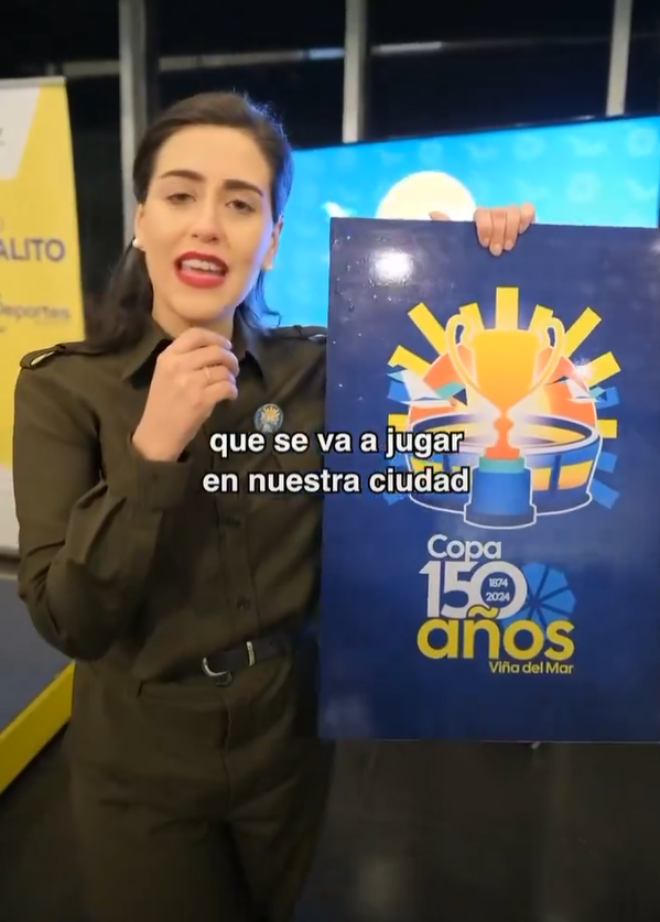 Caplevi1540's tweet image. Antes atacaba a Carabineros y los culpaba de todo lo malo, incluso votó apruebo para terminar con ellos.

Ahora como hay elecciones y anda desesperada por la reelección, se disfraza de Carabinera. #Rimaponti #Poduje