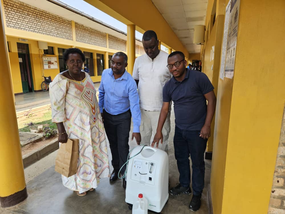 NyanzaHospital's tweet photo. Ubuyobozi bw' ibitaro bya Nyanza bushimiye byimazeyo uyu muryango kuri iyi mpano ifite agaciro gakomeye. https://t.co/WuMBGBYoIr