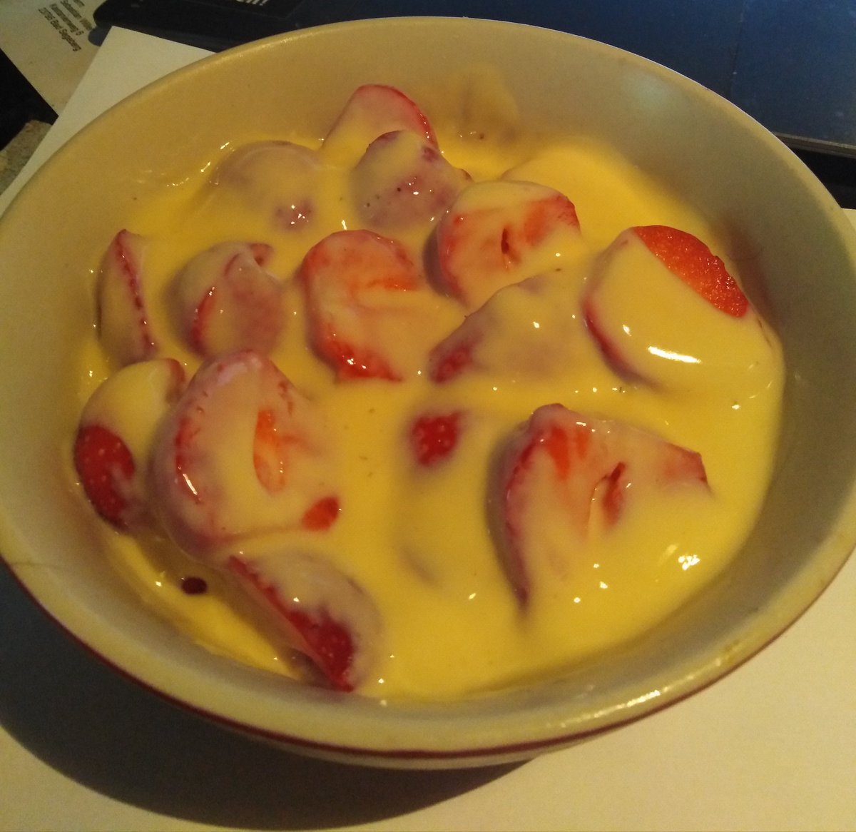 Because of the hot weather I just will have strawberries with vanilla pudding😋