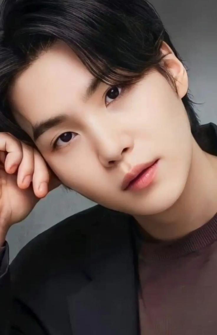 Pattyboom's tweet photo. Um ser humano com falhas e qualidades. Este é Suga. Um gênio, um rapper de primeira, um produtor incrível, um amigo leal, um membro valioso. Army de verdade ama e defende os 7. Te amo meu gatinho. #BTS_IS_7 #sugastay #SUGA #ARMYdidNotSendWreaths https://t.co/DeWBi8TIfb
