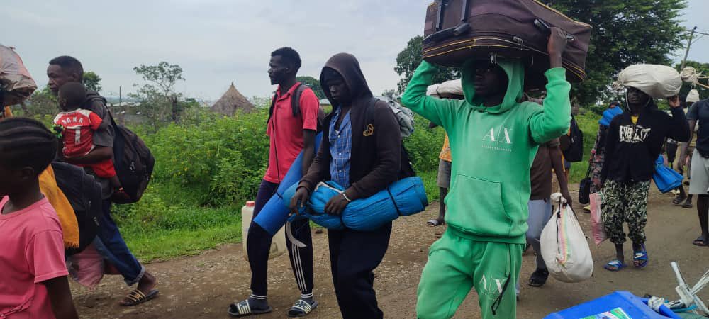 HkZuk's tweet photo. لليوم السادس على التوالي يواصل اللاجئين السودانيين زحفهم عبر الأقدام رجالاً ونساءً واطفالاً وشيوخاً، بالأمس سقط بعض منهم في الشارع نتيجة التعب الشديد والمشي لمسافات طويلة.

#السودانيين_العالقين_باثيوبيا https://t.co/me9DsnpErD