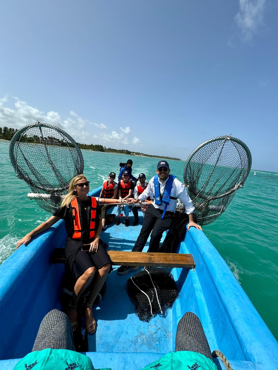 sos_carbon's tweet image. Honor recibir a la embajadora de @AlemaniaenRD, Sra. Maike Friedrichsen, y su equipo.

Demostramos la versatilidad de la embarcación donada por la Cooperación🇩🇪 Unión SOS-01 que con nuestro sistema #LCM cuenta con capacidad para recolectar hasta 150,000 libras de sargazo por día.