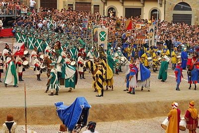 ra31564's tweet photo. La giostra del Saracino ad
Arezzo è un evento che
fa sognare. Lo squillo delle
chiarine, le bandiere e i
colori vivaci creano un'atmosfera
unica. È come se la città
diventasse un grande libro
di storia pronte per essere vissute.
#VentagliDiParole #SapeT https://t.co/x5BwN4mJeW