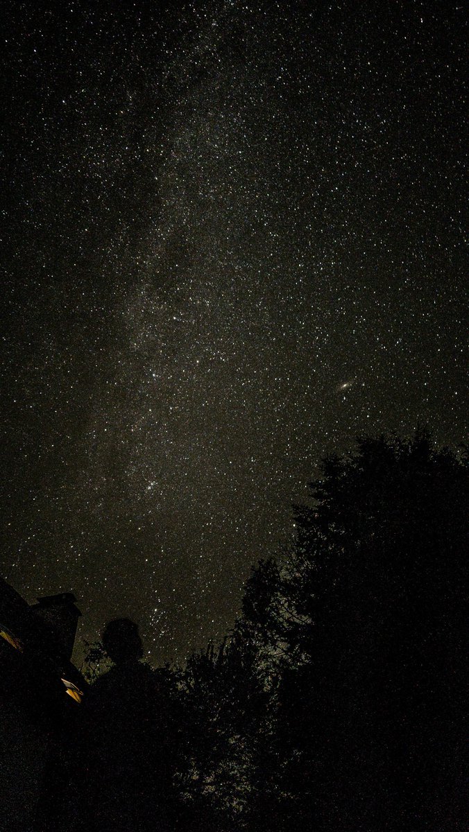 Alexis_Jaimeca's tweet photo. ✨ La pluie d'étoiles filantes est en cours ! 🌠 Leur pic est EN CE MOMENT, du 10 au 14 août 📅 Pour mes photos, j'étais dans mon jardin avec ISO 1600 et 30 sec d’expo 📸
Qui parmi vous va les observer ? 😎
#perseide #étoiles #etoilefilante #nuit #espace #voielactée https://t.co/w9541QIGjE