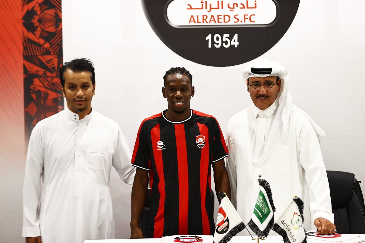 نادي الرائد السعودي (@alraedclub) on Twitter photo ☑️ | اللاعب زكريا هوساوي خلال توقيع عقده الاحترافي اليوم لنادي #الرائد لمدة (ثلاث سنوات) مع رئيس النادي الأستاذ فهد المطوع وبحضور مدير الفريق الأستاذ وليد الغنيم
<a href="/Zakaria12h/">زكريا هوساوي</a> ☑️ | اللاعب زكريا هوساوي خلال توقيع عقده الاحترافي اليوم لنادي #الرائد لمدة (ثلاث سنوات) مع رئيس النادي الأستاذ فهد المطوع وبحضور مدير الفريق الأستاذ وليد الغنيم
<a href="/Zakaria12h/">زكريا هوساوي</a>