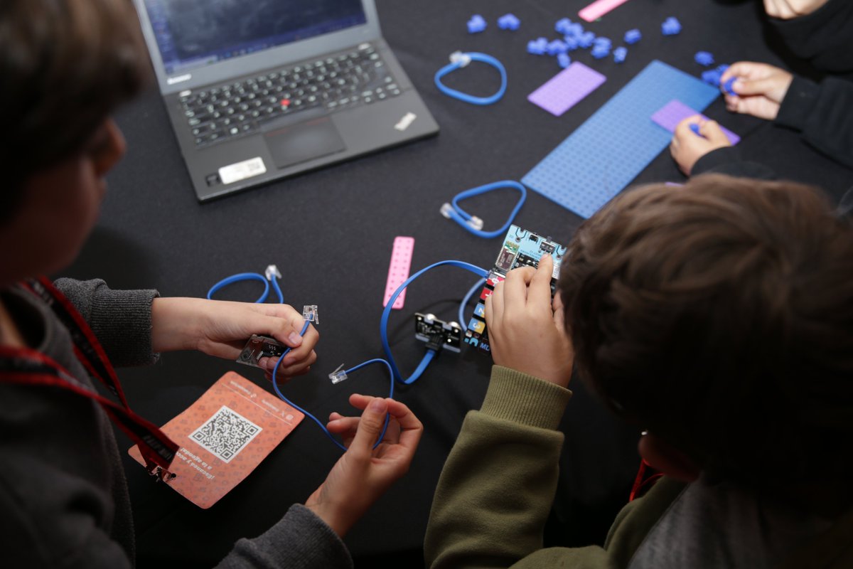 ekoparty's tweet photo. #RetroEko 🔙

El año pasado tuvimos otra edición de EKOKIDS VILLAGE en la #EKO2023, llena de actividades, juegos y talleres para los más chicos. 🤓

Se trata de un espacio creado para que niños y adolescentes, en el marco de la EKO, puedan compartir un encuentro de reflexión y creación en torno a la ciberseguridad y demás temas vinculados con la tecnología y la innovación digital. 🚀

¡Sumate a la edición 2024! Envianos tu propuesta a ekokids@ekoparty.org 📩