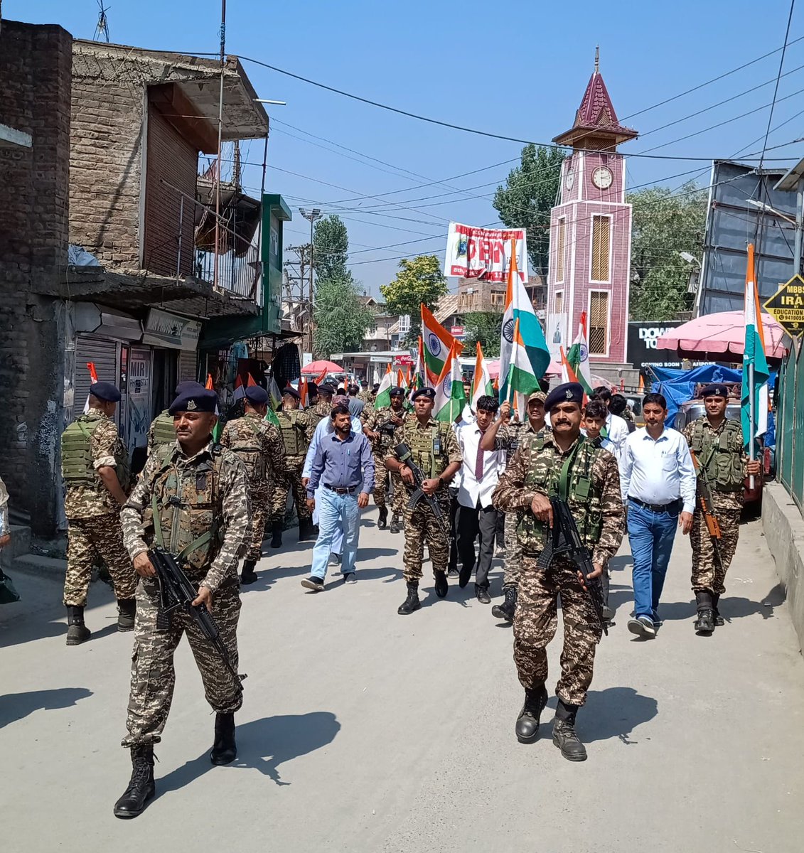 185Bncrpf's tweet photo. #HarGharTiranga 
#SelfieWithTiranga 
TIRANGA RALLY Organized in AOR of F/185 Bn CRPF Pampore under the aegis of "AKAM- HAR GHAR TIRANGA" Campaign. https://t.co/dlgr3E34q4