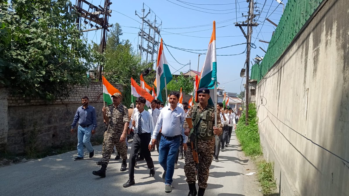 185Bncrpf's tweet photo. #HarGharTiranga 
#SelfieWithTiranga 
TIRANGA RALLY Organized in AOR of F/185 Bn CRPF Pampore under the aegis of "AKAM- HAR GHAR TIRANGA" Campaign. https://t.co/dlgr3E34q4