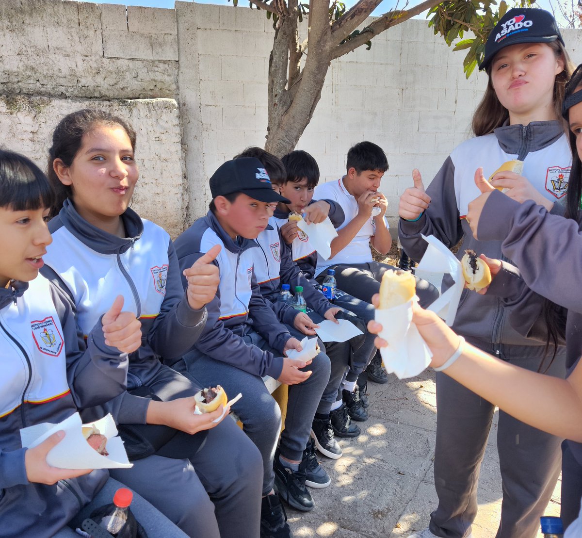 Los ganadores del concurso “Fans de la Carne Vacuna” 🥩🇦🇷 Los alumnos del Instituto Técnico José Hernández, de Wenceslao Escalante, Córdoba. 
Hoy disfrutan de un asado parte del premio organizado por el IPCVA

#CarneArgentina
#FansDeLaCarne