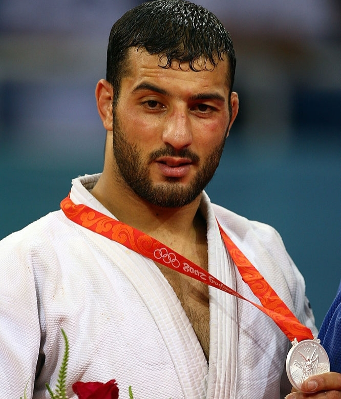 ait_imravden's tweet photo. 1️⃣3️⃣ Amar Benikhlef - #JO2008 de Pékin 🇨🇳
🥈 Argent - Judo (-90 kg)
Originaire d'Alger, Benikhlef combat avec passion à Pékin et décroche l'argent, un exploit pour le judo algérien. 🥈🥋 https://t.co/h9P1L7qdY5