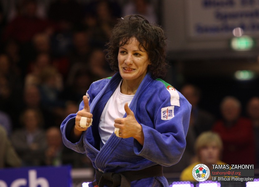 ait_imravden's tweet photo. 1️⃣4️⃣ Soraya Haddad - #JO2008 de Pékin 🇨🇳
🥉 Bronze - Judo (-52 kg)
Originaire d'El-Kseur près de Béjaïa en Kabylie, elle est la première femme algérienne médaillée dans un sport de combat, Soraya Haddad inspire toute une génération de jeunes athlètes.✨🥋 https://t.co/w272hhPl3T