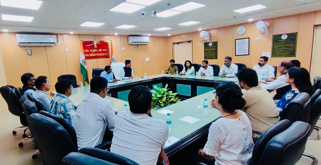 NCSC_GoI's tweet image. आज सुप्रीम कोर्ट के विवादित निर्णय को लेकर अनुसूचित जाति के विविध संगठनों के प्रतिनिधियों और बुद्धिजीवियों के साथ आयोग के कार्यालय में आयोग के माननीय अध्यक्ष श्री किशोर मकवाणा जी ने सार्थक चर्चा की, सभी ने अपनी चिंताएँ साँझा की। इस निर्णय का सभीने एक स्वर में विरोध किया।
