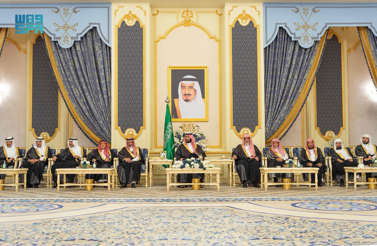makkahregion's tweet photo. سمو #ولي_العهد يستقبل في قصر السلام بجدة أصحاب السمو الأمراء والفضيلة العلماء والمعالي وجمعًا من المواطنين الذين قدموا للسلام على سموه. https://t.co/d4PNkHygHo