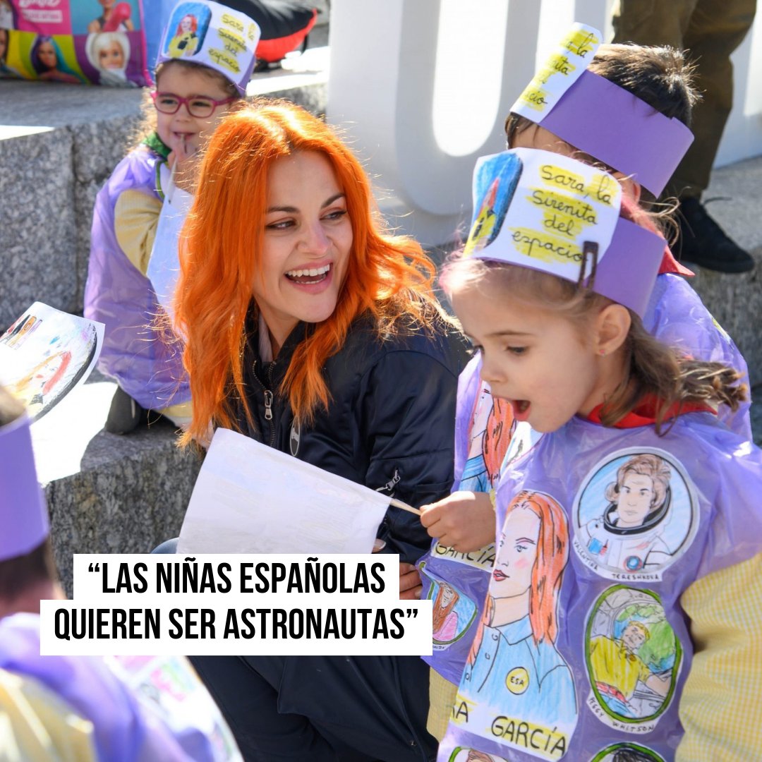 Astro_SaraG's tweet photo. 👩‍🚀 Las niñas españolas quieren ser #ASTRONAUTAS. No es un sueño, es una realidad. Por primera vez, esta profesión se sitúa en el TOP 10 de la encuesta que elabora Adecoo.

Y un dato que me llena de orgullo: ¡las chicas me eligen como una de sus jefas favoritas! 😍 https://t.co/lF0oPsT4MJ