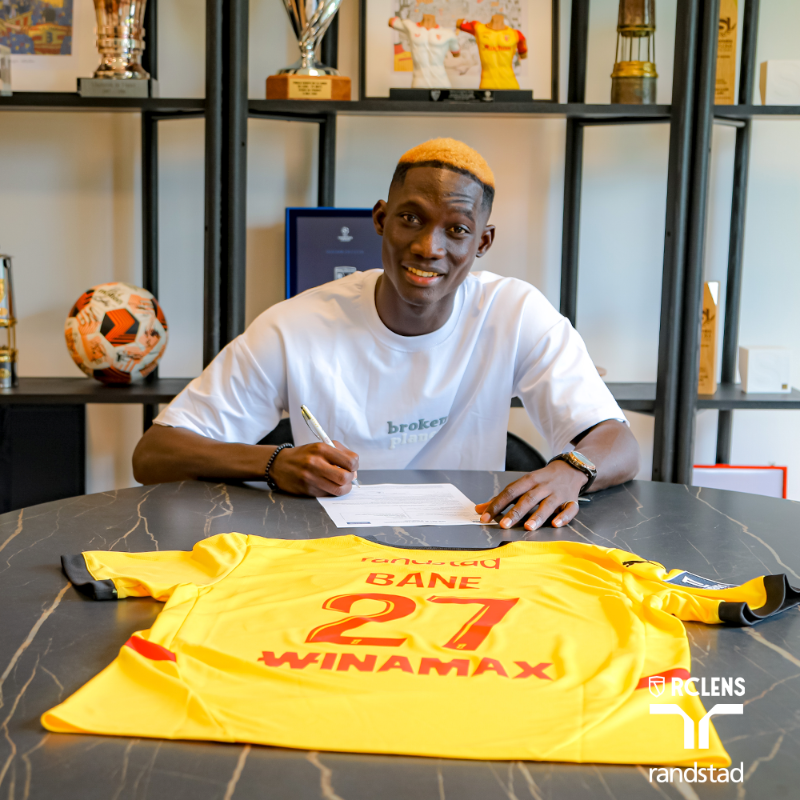 RCLens's tweet photo. 𝗦𝗶𝗱𝗶 𝗕𝗔𝗡𝗘, nouvel athlète débloqué ✅

Défenseur prometteur, le joueur sénégalais de 20 ans a paraphé avec le Racing jusqu’en 2028. ✍️

#FiersDEtreLensois